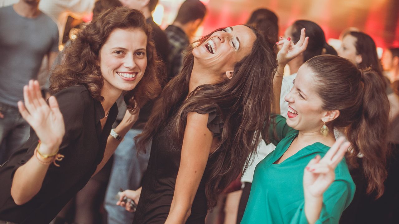 © Fusion Events Drei Frauen beim Feiern im Club