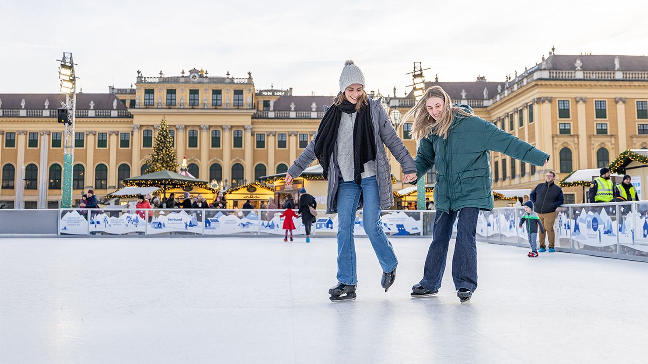 © Manfred Szieber Zwei Mädchen am Eislaufplatz vor dem Schloss Schönbrunn