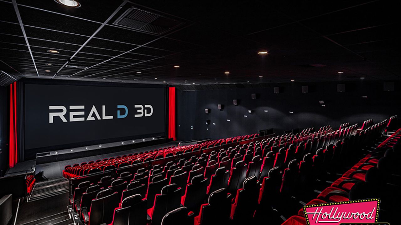 Leerer Kinosaal mit Leinwand im Hollywood Megaplex SCN