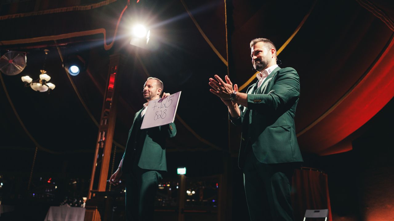 © Aaron Jiang Zwei Zauberer auf der Bühne während einer Dinner-Show