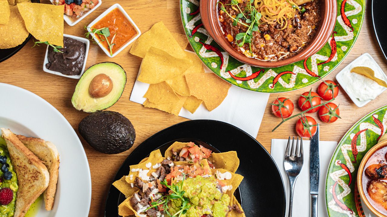 Gedeckter Tisch mit diversen mexikanischen Speisen