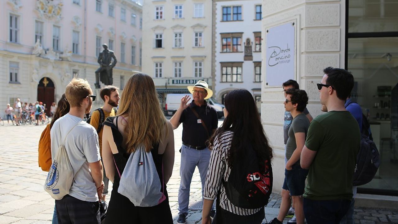 Eine Gruppe Menschen und ein Tourguide in der Wiener Innenstadt