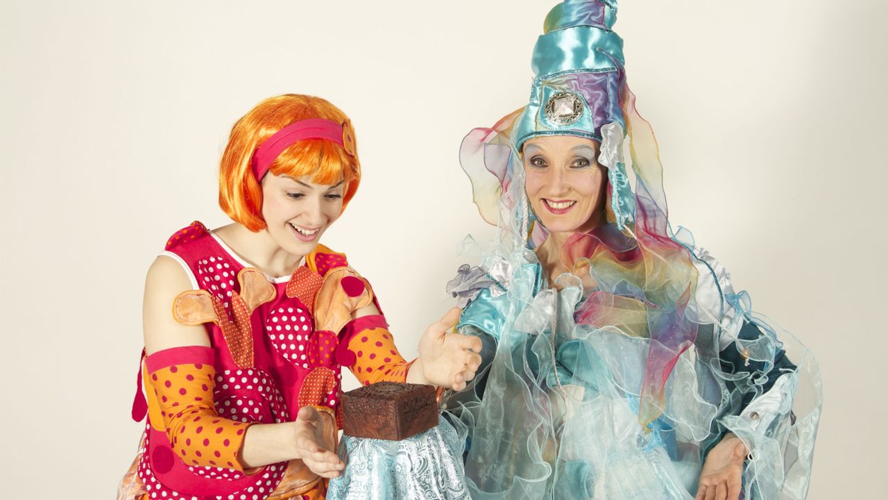 zwei kostümierte Frauen aus dem Stück "die Schatztaucherin"
