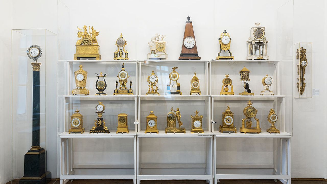 Uhrensammlung verschiedener historischer Uhren 