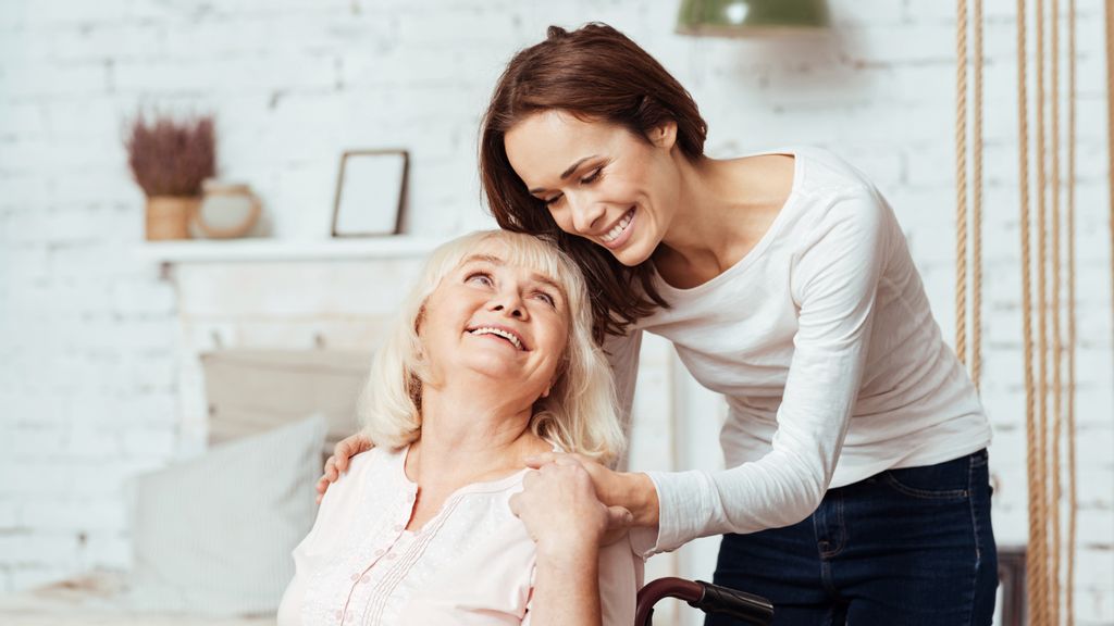 Pflegerin hilft und betreut eine ältere Dame