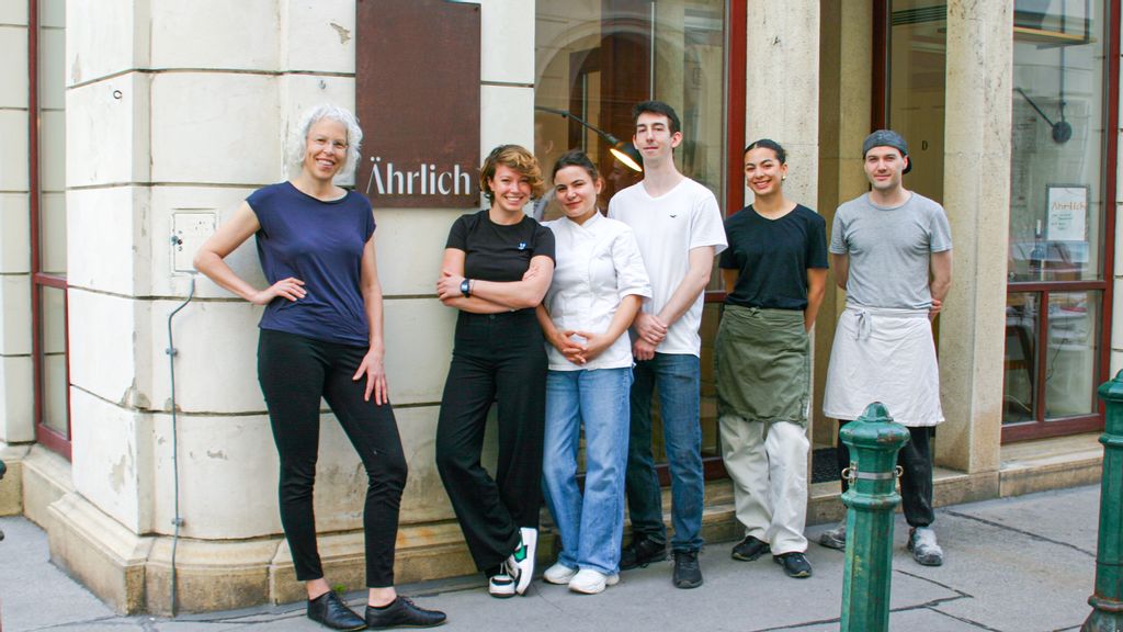 Mitarbeiter der Bäckerei Ährlich lächeln in die Kamera