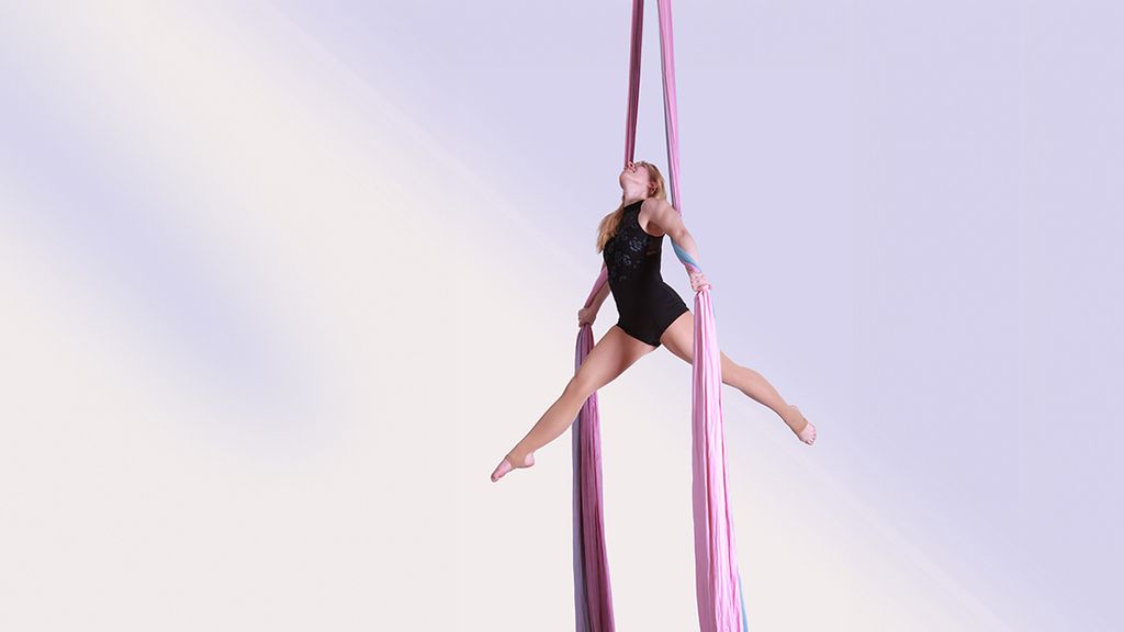 Eine Frau beim Aerial Silk