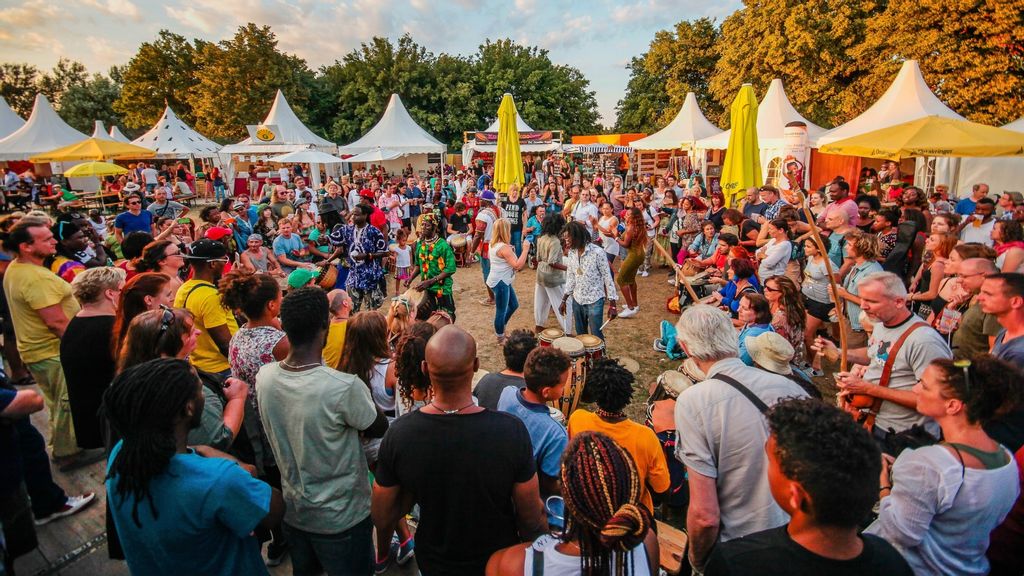 © AFRIKA TAGE WIEN Menschenmenge bei einem Festival, in der Mitte tanzen Personen in einem Kreis