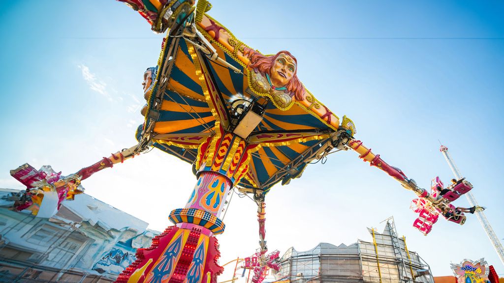 Bunte Praterattraktion mit schwingenden Sitzen