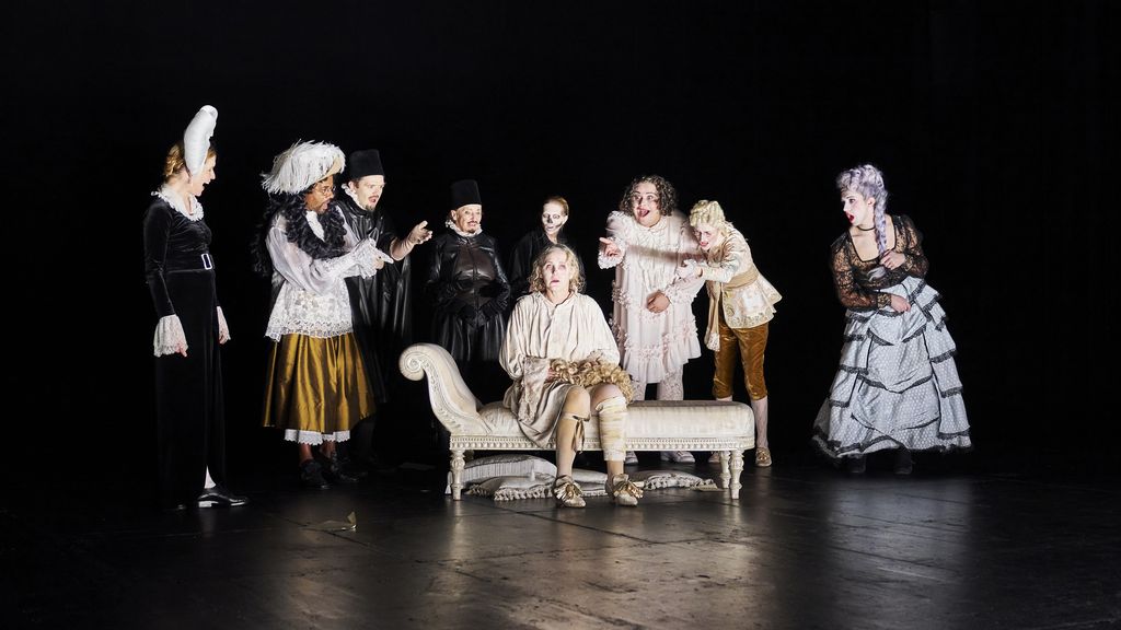 Schauspieler*innen auf der Bühne