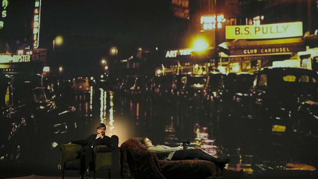 Schauspieler*innen auf der Bühne