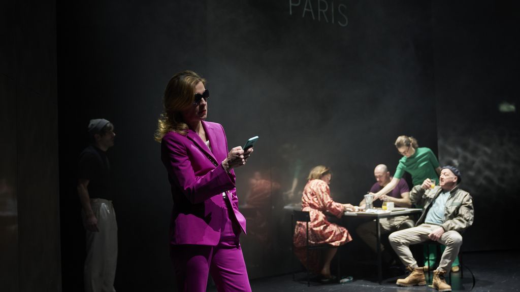 Schauspieler*innen auf der Bühne