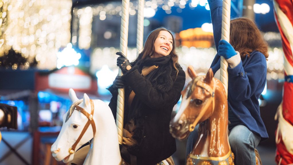 Zwei Frauen auf einem Pferd am Alt Wiener Karusselll