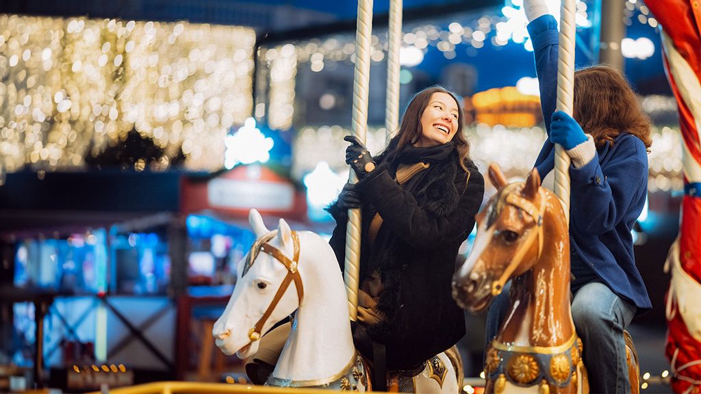 Zwei Frauen auf einem Pferd am Alt Wiener Karusselll