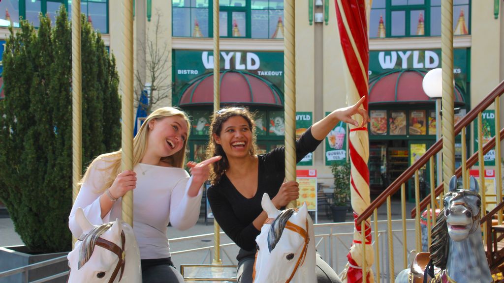 Zwei Frauen auf einem Pferd am Alt Wiener Karusselll