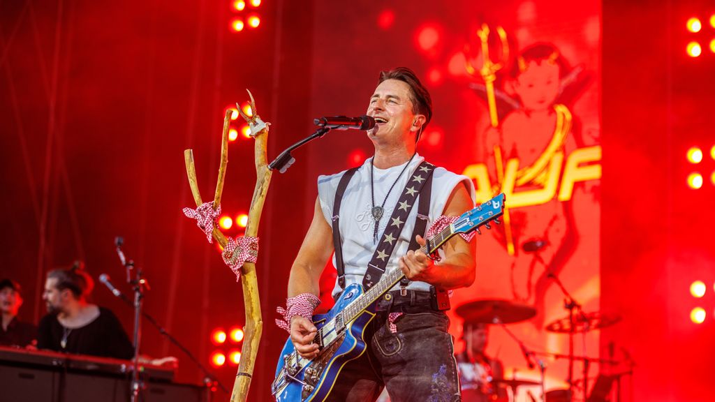 © ericmuench Andreas Gabalier singend auf der Bühne mit Gitarre in der Hand