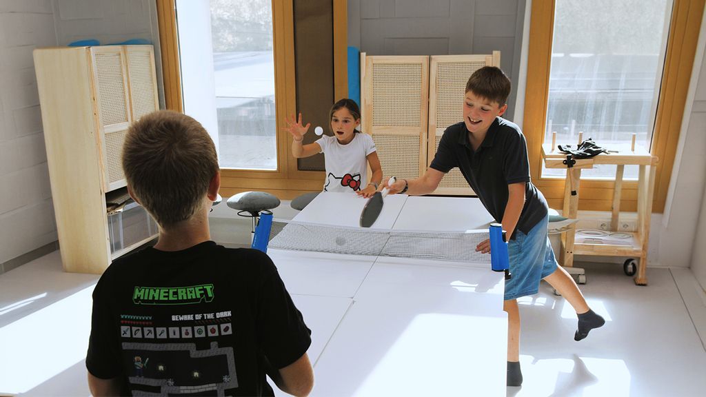 Kinder beim Tischtennisspielen in einem Raum