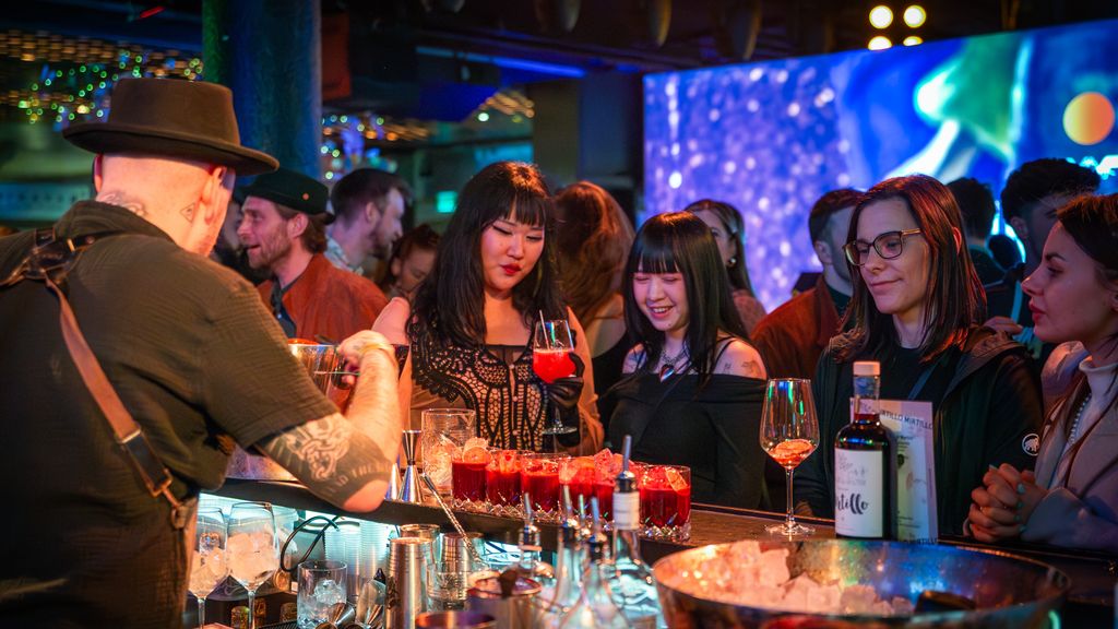 Mehrere Personen bei einem Cocktail Festival an der Bar