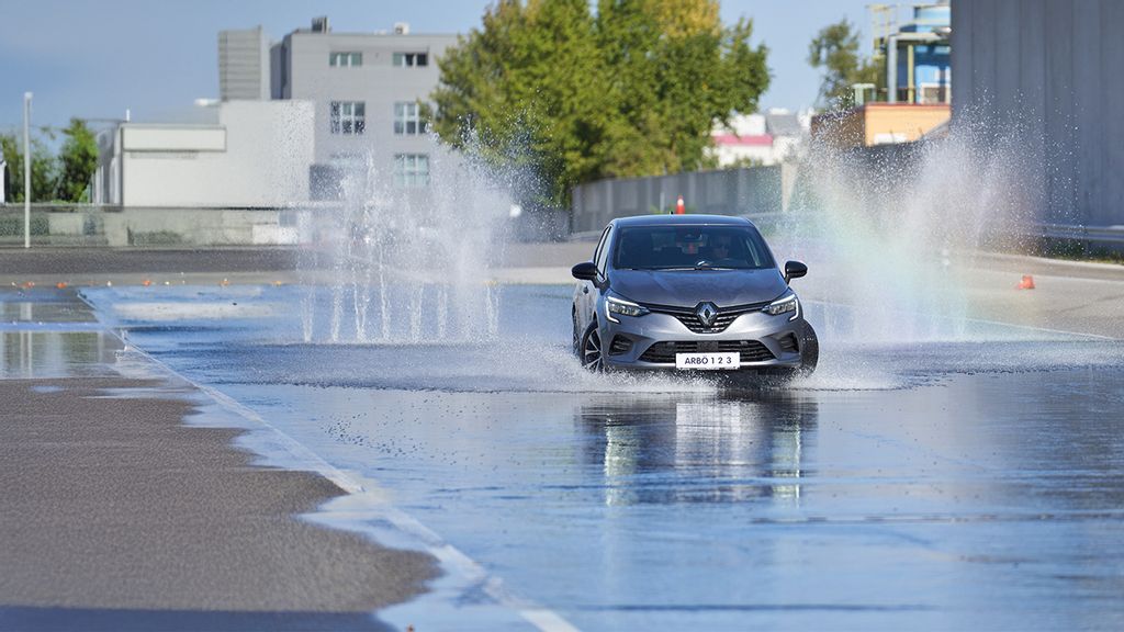 © ARBÖ/Michael Strobl  Silbernes Auto fährt durch Wasserfontäne