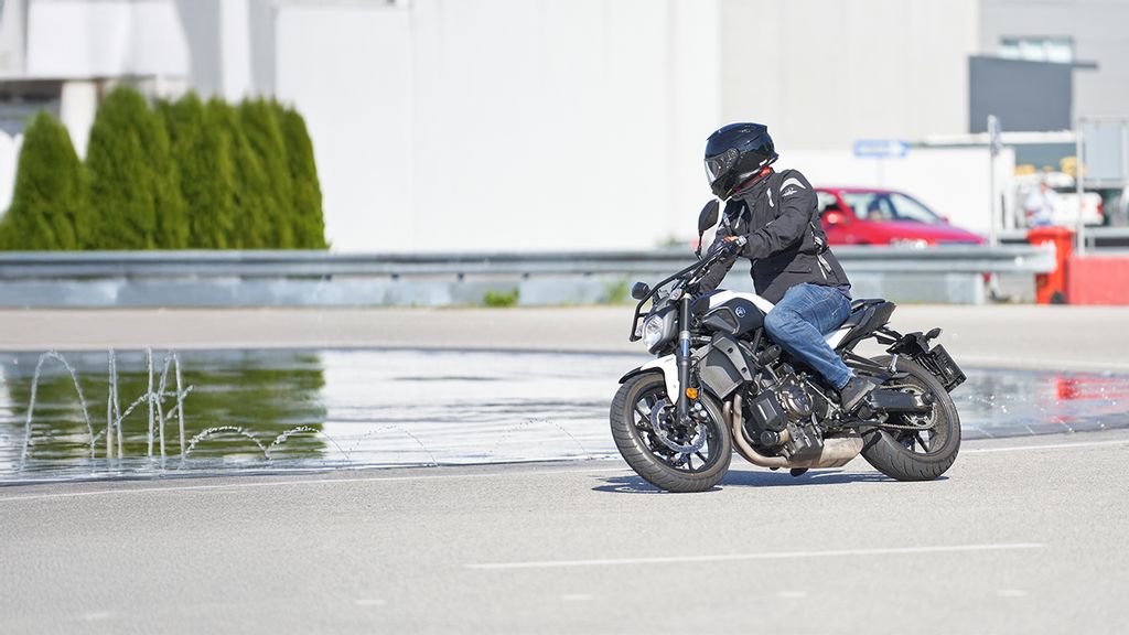 Motorradfahrer beim Fahrsicherheitstraining