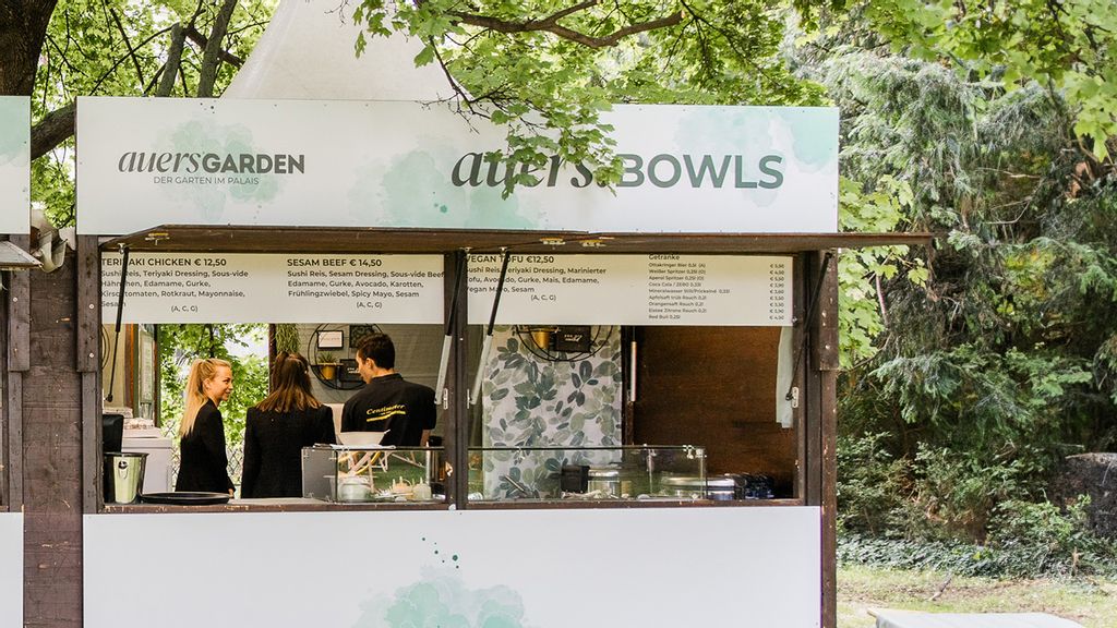 weißer Stand auers.BOWLS im Garten Palais Auersperg 