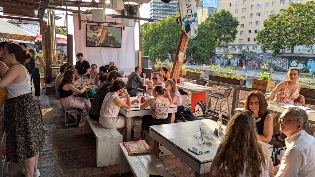 Besucher an Deck des Badeschiffs am Donaukanal