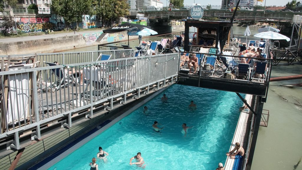 Besucher im Pool und an Deck des Badeschiffs am Donaukanal