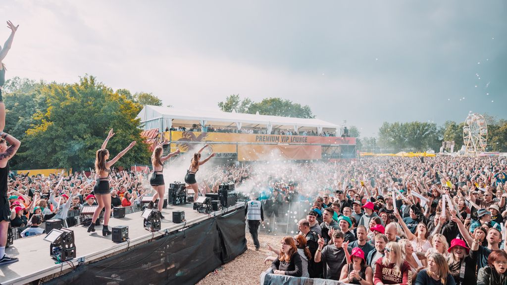 Tobendes Publikum beim Open Air Festival