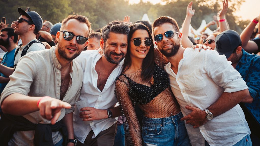 Junge Frau und Männer bei einem Festival