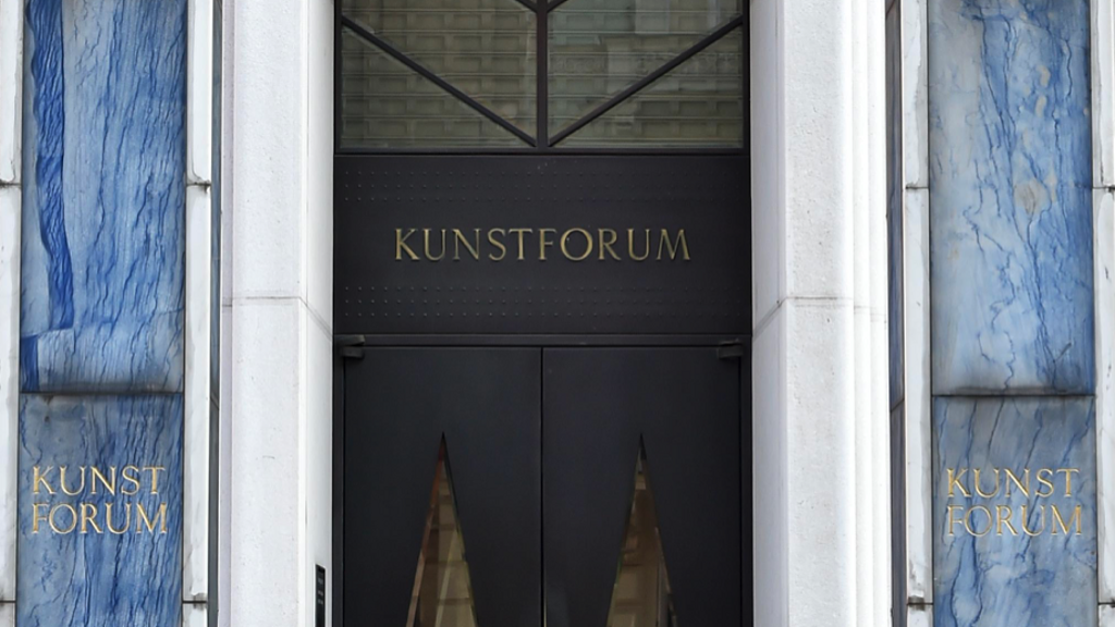 Eingang des Kunstforums mit zwei blauen Säulen