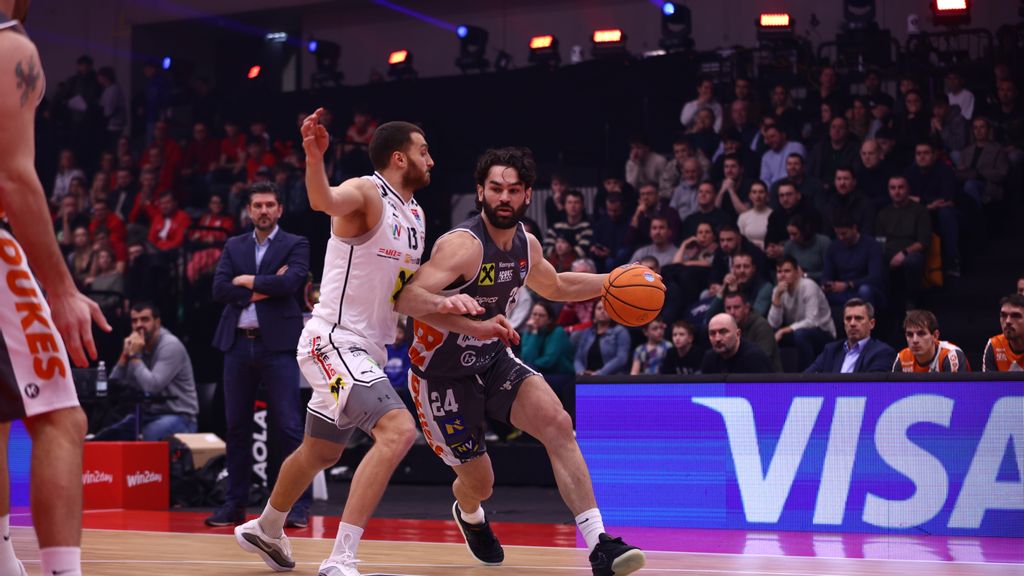 Zwei Basketballspieler bei einem Basketballspiel mit Ball in der Hand