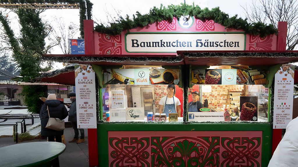 Zwei Mitarbeiter*innen in der Hütte am Wintermarkt