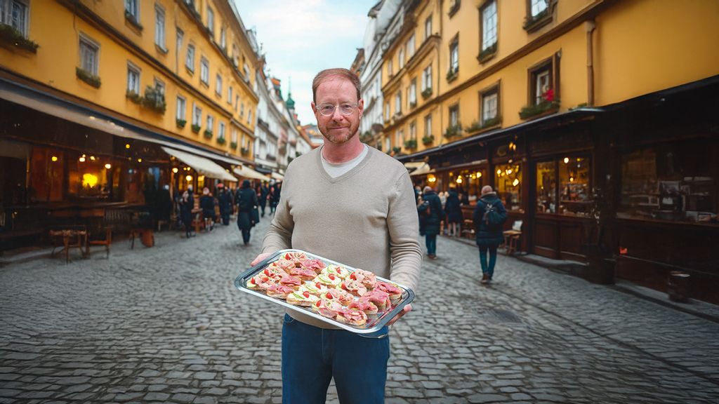 Ein Mann steht in der Innenstadt und hält ein Tablett mit frisch belegten Brötchen.