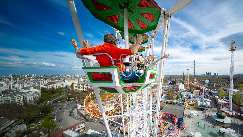 Familie im Blumenrad im Wiener Prater
