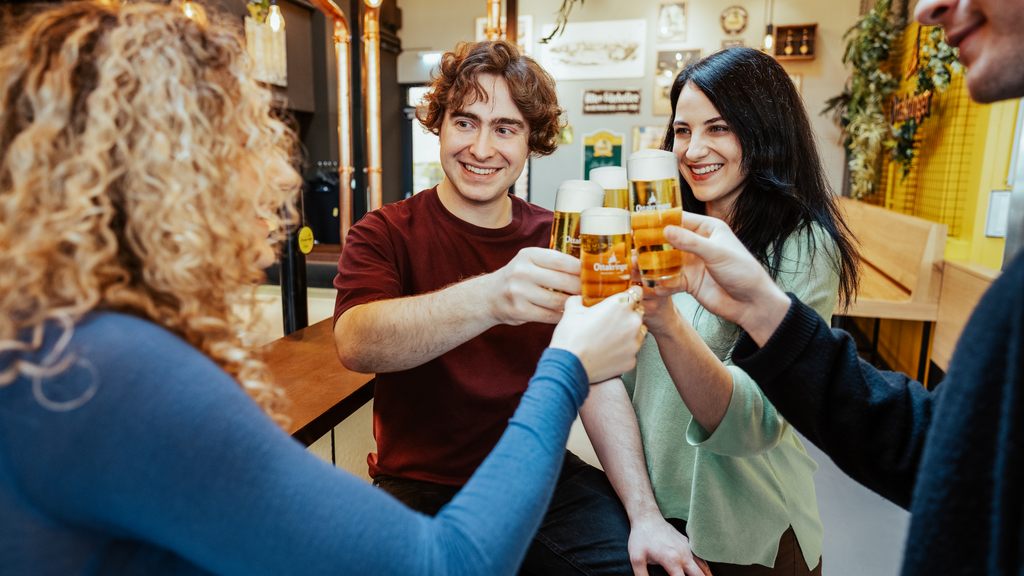 Eine Gruppe von mehreren Personen bei einer Führung in der Ottakringer Brauerei