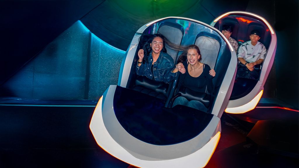 Vier Personen im Fahrgeschäft Breakdance 5