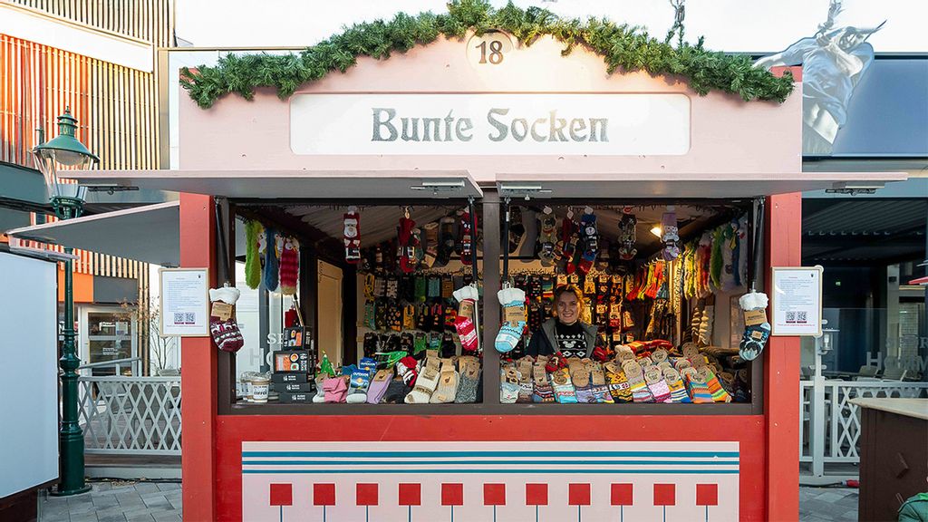 Weihnachtsmarkt-Hütte mit einer Verkäuferin