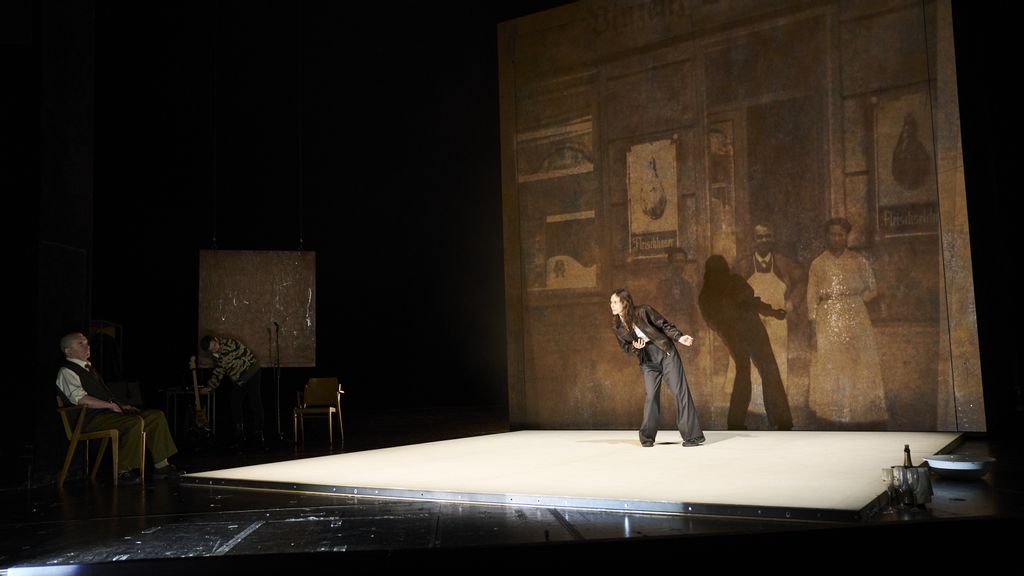 Schauspieler*innen auf der Bühne 