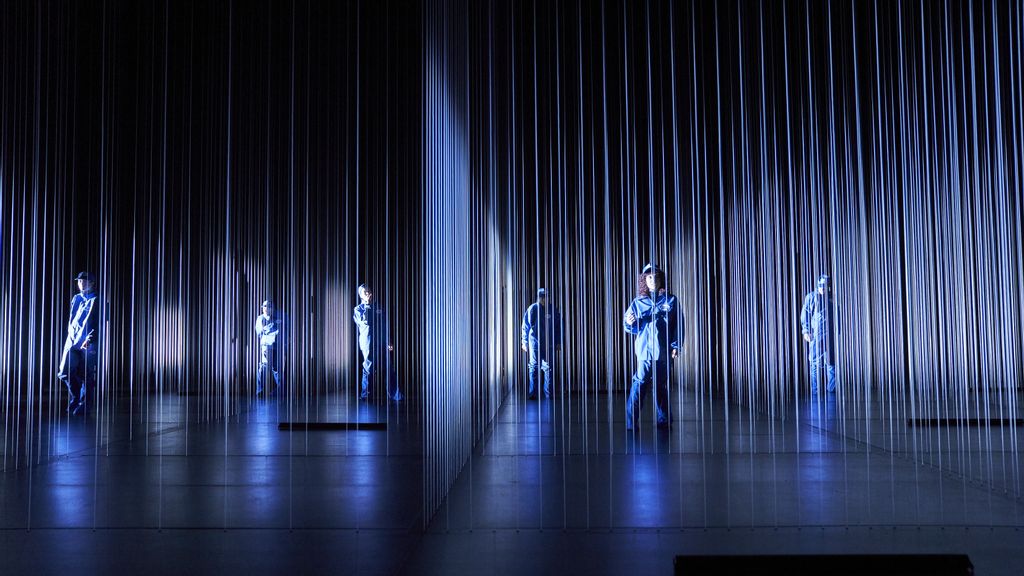 Schauspieler*innen auf der Bühne 