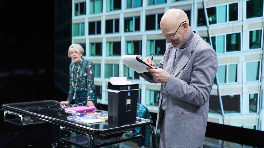 Schauspieler*innen auf der Bühne 