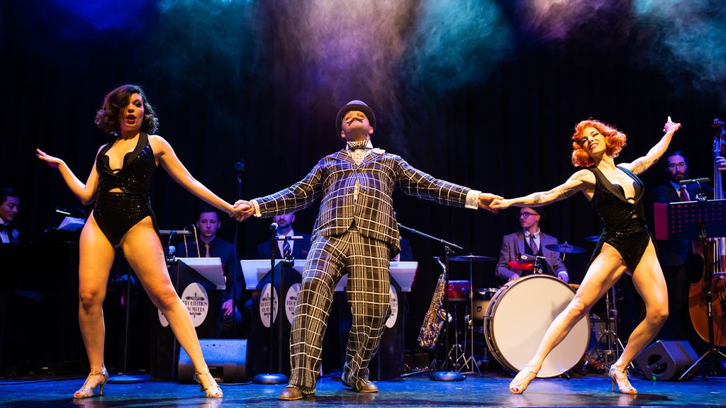 Ein Mann und zwei Frauen bei einer Burlesque Show