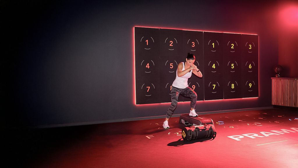 © BUZZ FITNESS Lounge Eine Frau im Fitnessstudio beim Sport