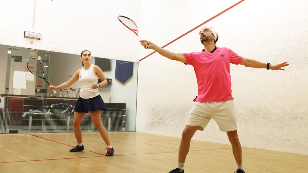 Eine Frau und ein Mann beim Squashspielen