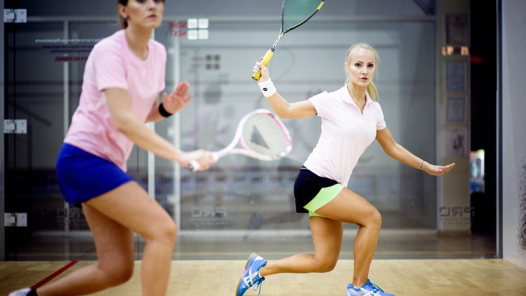 Zwei Frauen beim Squashspielen