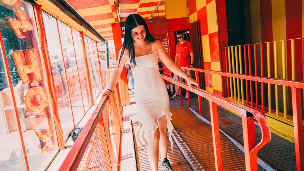 Junge Frau im Spiegelkabinett Calypso im Prater