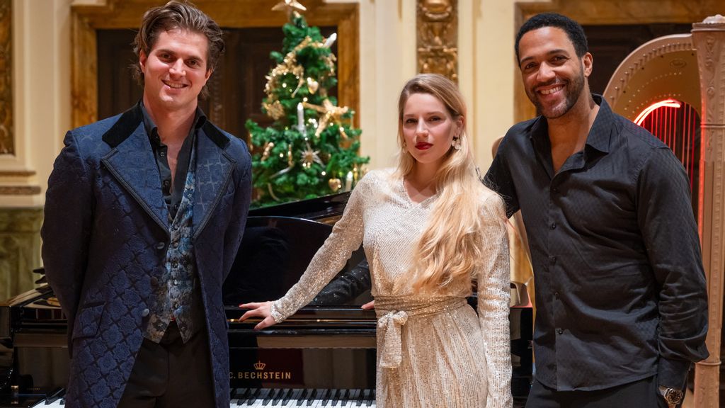 Ein Sänger und ein Gitarrist auf der Bühne der Kirche mit Beleuchtung