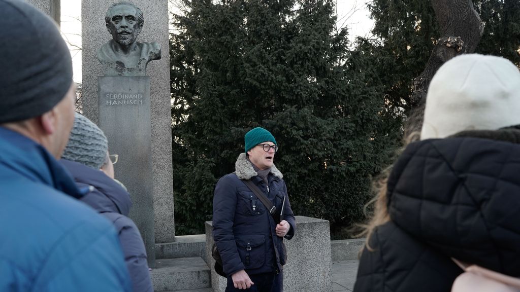 Eine Gruppe von Personen bei einer geführten Stadt-Tour