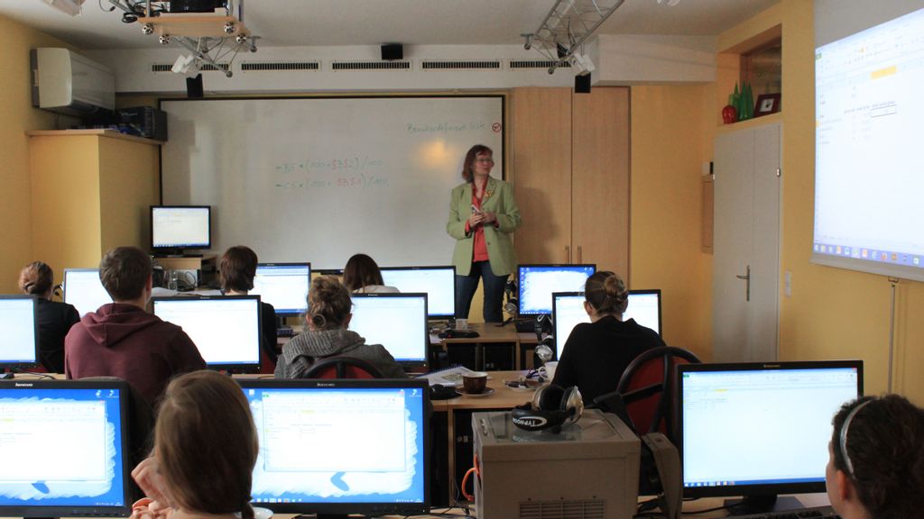 Computerkurs im Computerzentrum mit Schüler*innen und einer Vortragenden