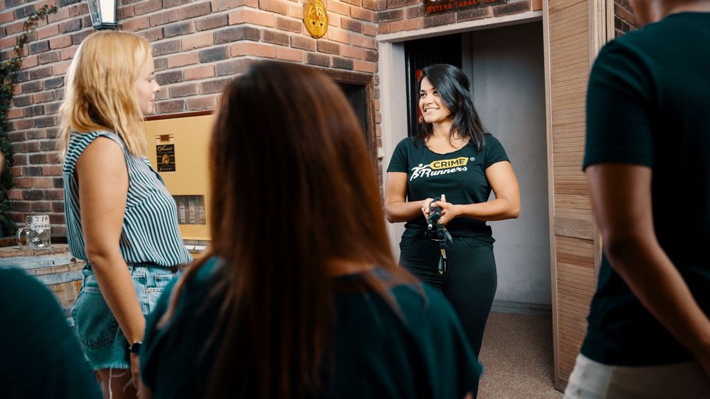 Mehrere Personen in einem Escape Room