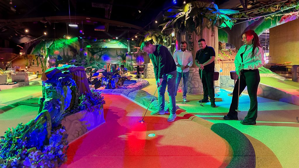 Eine Gruppe an Personen beim Indoor Minifgolf